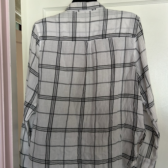 Cute Universal Threads white/black cotton buttondown top. Button cuff on sleeves - Picture 8 of 11